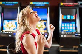 Suasana pertandingan sepak bola dan bulu tangkis yang tersedia di taruhan olahraga ayucasino